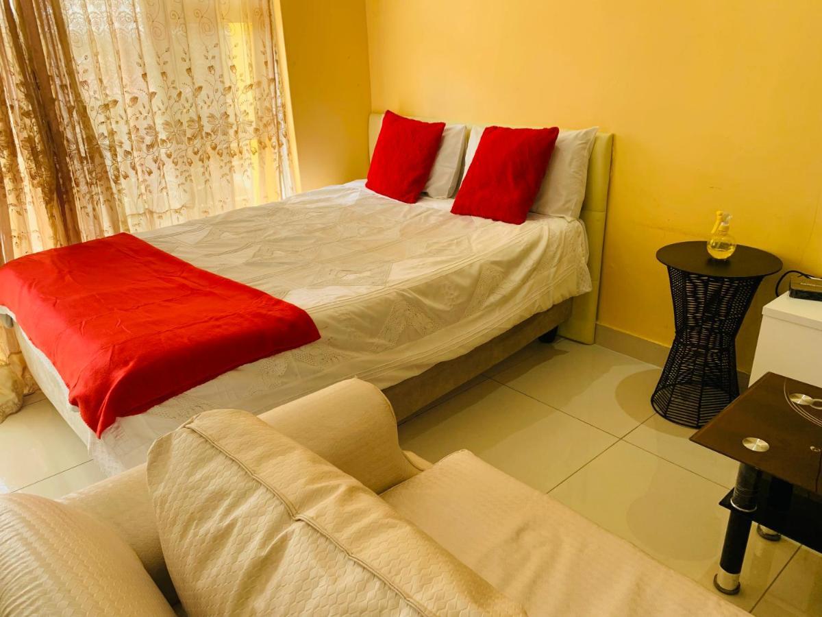 Mowetu Guest House เคปทาวน์ ภายนอก รูปภาพ