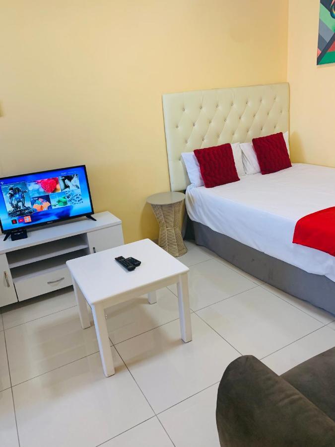 Mowetu Guest House เคปทาวน์ ภายนอก รูปภาพ
