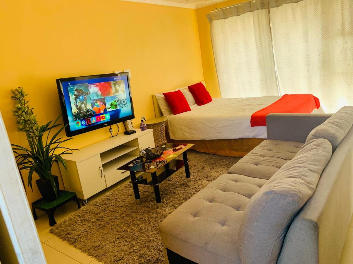 Mowetu Guest House เคปทาวน์ ภายนอก รูปภาพ
