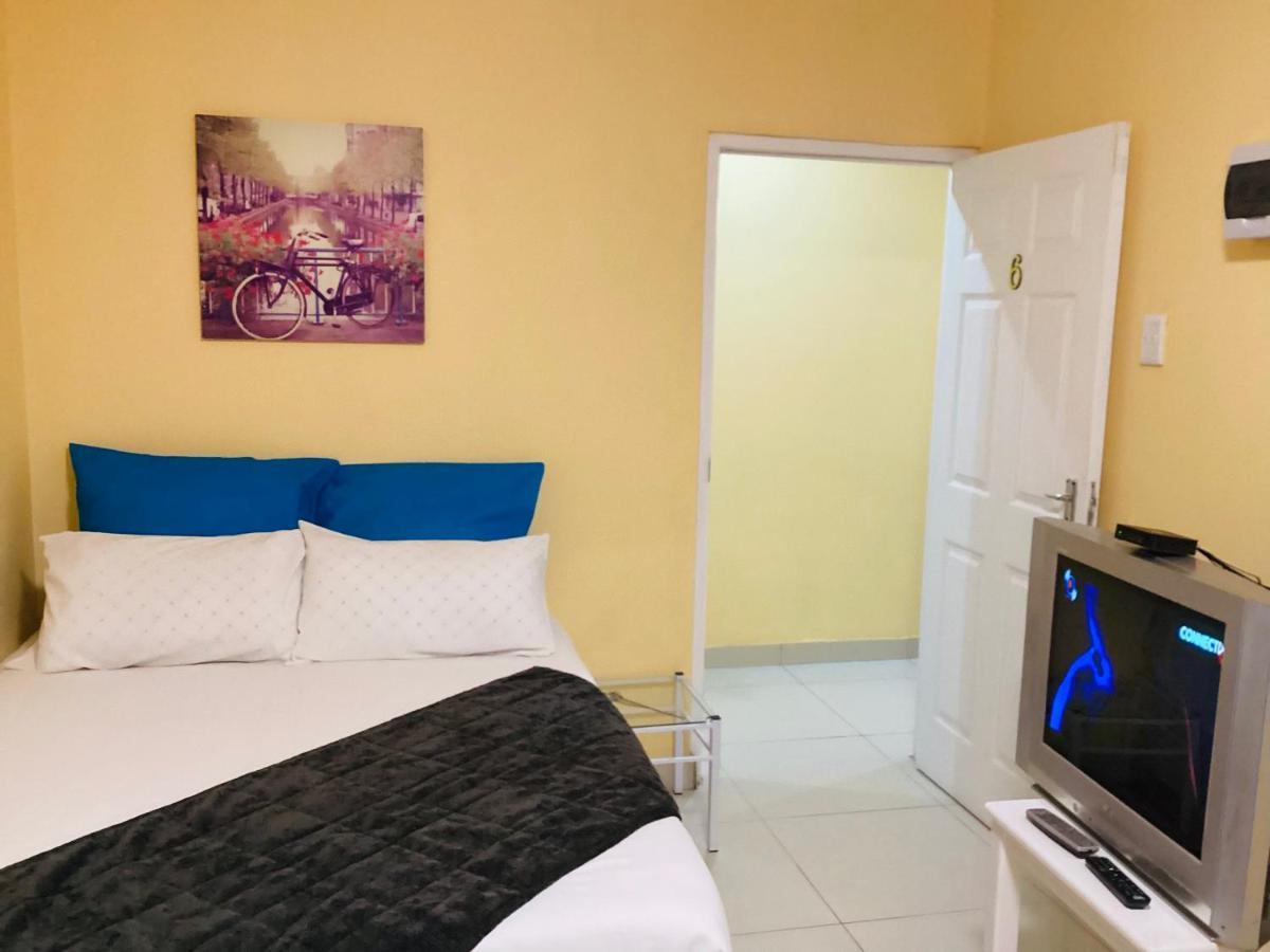 Mowetu Guest House เคปทาวน์ ภายนอก รูปภาพ
