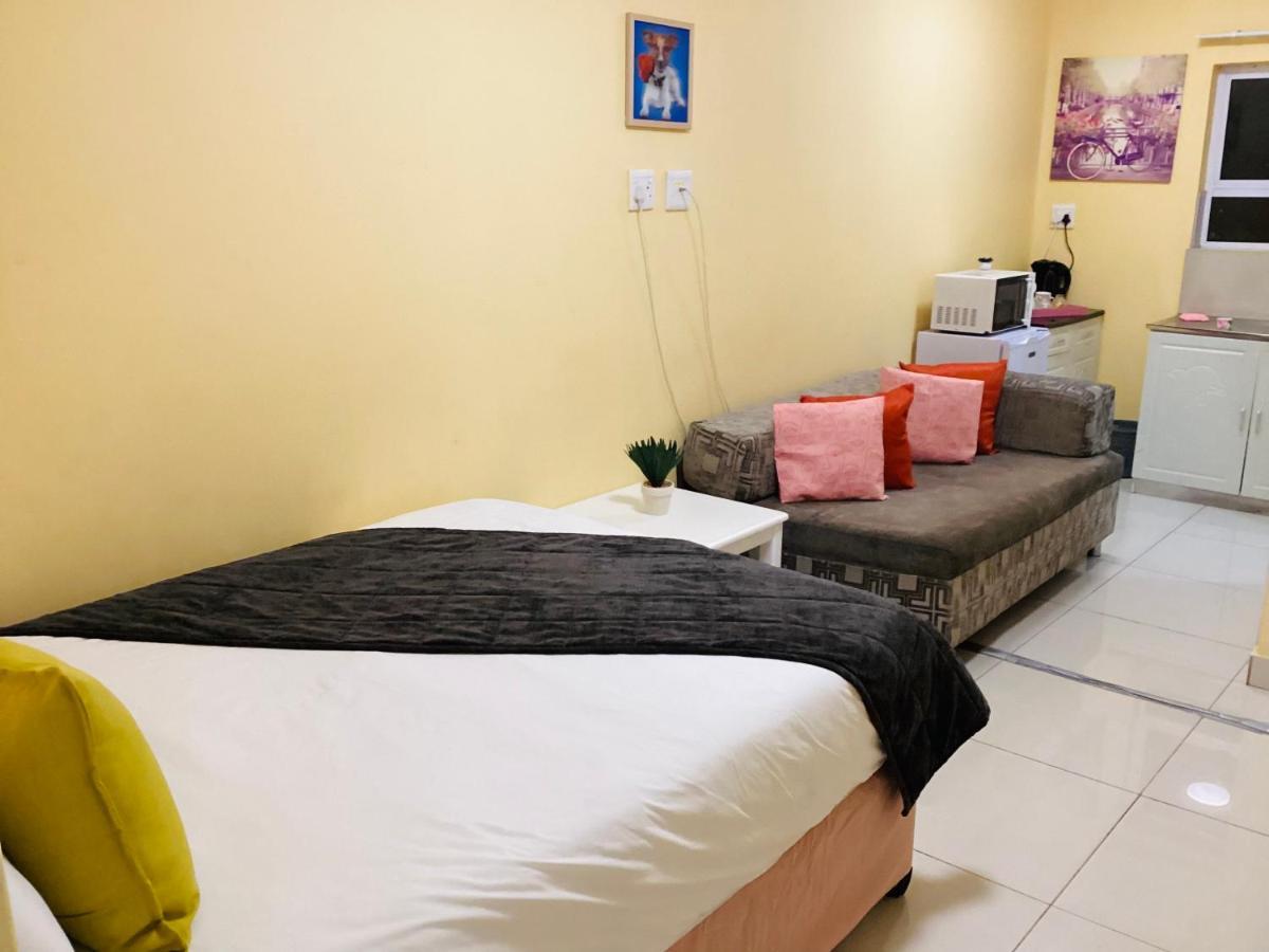 Mowetu Guest House เคปทาวน์ ภายนอก รูปภาพ