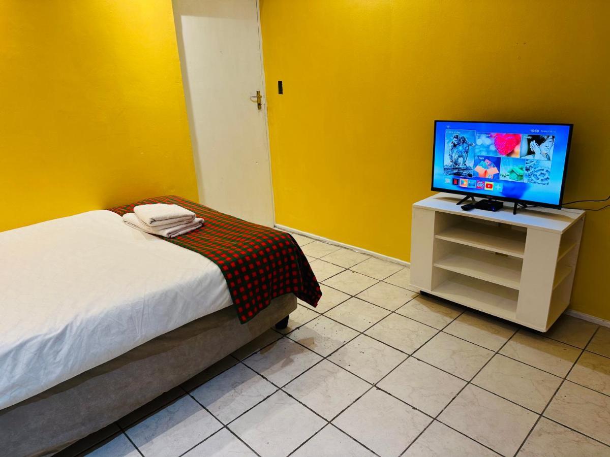 Mowetu Guest House เคปทาวน์ ภายนอก รูปภาพ